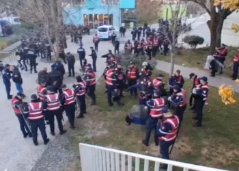 Dy orë përpara protestës kombëtare të thirrur nga PD-ja, qindra forca policore blindojnë Kryeministrinë
