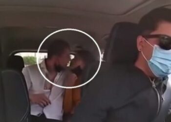 Gruaja hyn në taksi me të dashurin, shoferi ishte burri i saj