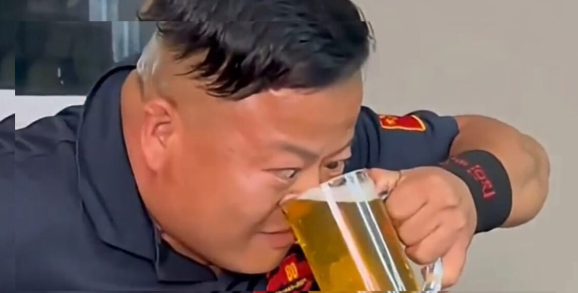 Njeriu që po çmend internetin: Pi një gotë të plotë birre me hundë.