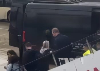 Sara Hoxha dhe Erion Gina kapen mat në aeroport