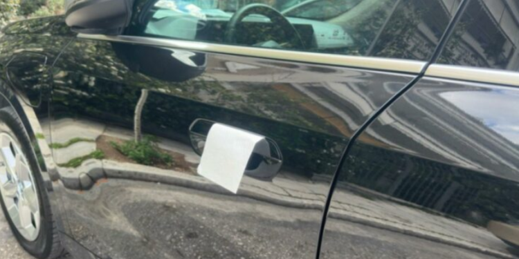 Metoda e re e vjedhjes së makinave që nis me një pecetë