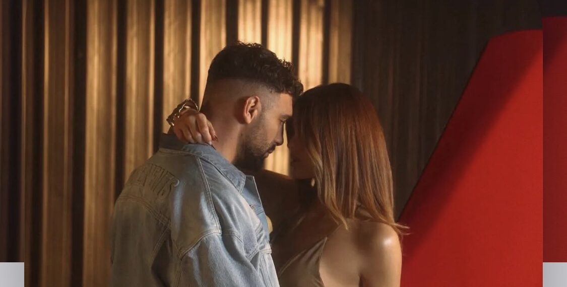 Puthje në buzë/ Ledri Vula dhe Xhensila Myrtezaj kapen mat në club