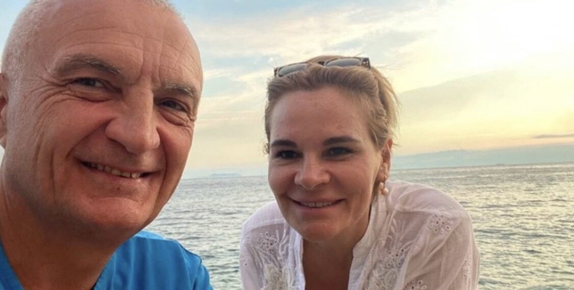 A e njihni nusen e djalit të Monika Kryemadhit? Qenka këngëtarja e njohur shqiptare