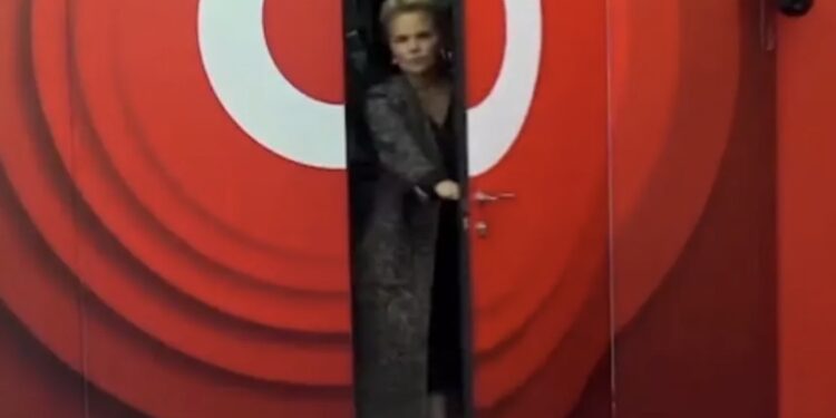 Monika Kryemadhi hyn në BBVA, përballet me Mirin dhe Rogertin