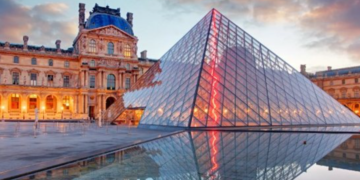 Louvre/ The museum that takes 100 days to see everything