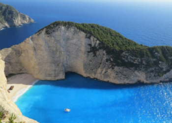 The Islands of Southern Italy/ A mosaic of history, legends and natural beauty