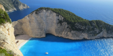 The Islands of Southern Italy/ A mosaic of history, legends and natural beauty