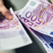 Euro prek ‘fundin’, monedha europiane zbret në minimumin e ri historik