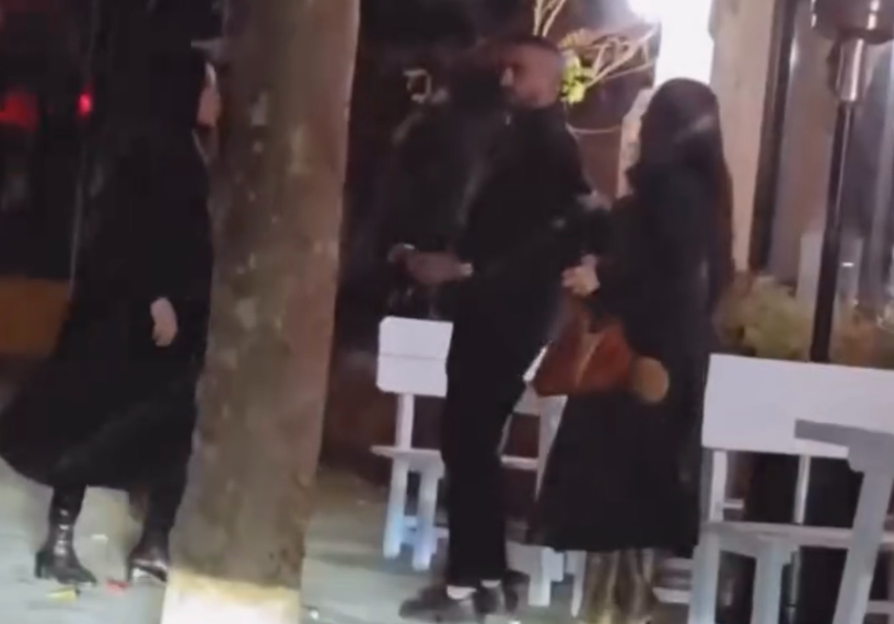 Vajzat kapen prej flokësh, ndërhyn i dashuri për t’i ndarë