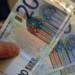 Euro bie në nivel historik ndaj lekut, dollari forcohet mes tensioneve në Lindjen e Mesme