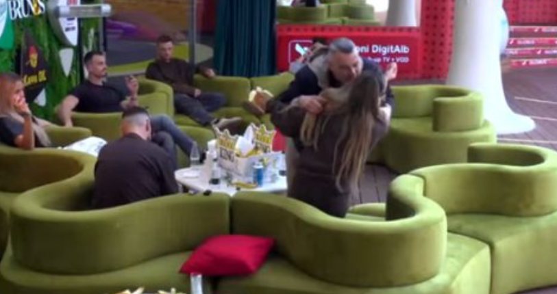 Rogerti puth Juelën: Rrezikoj divorcin nga gruaja…