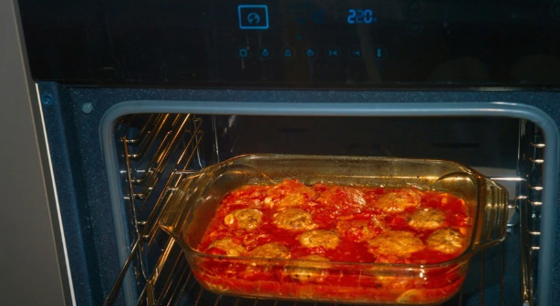 Këtë gabim e bëjnë pothuajse të gjithë në kuzhinë – sirtari poshtë furrës ka tjetër funksion