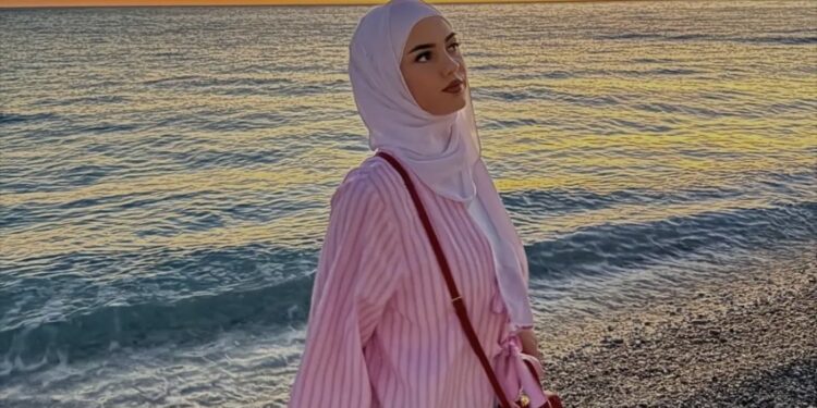 I publikojnë foto private, Hati bën veprimin e papritur