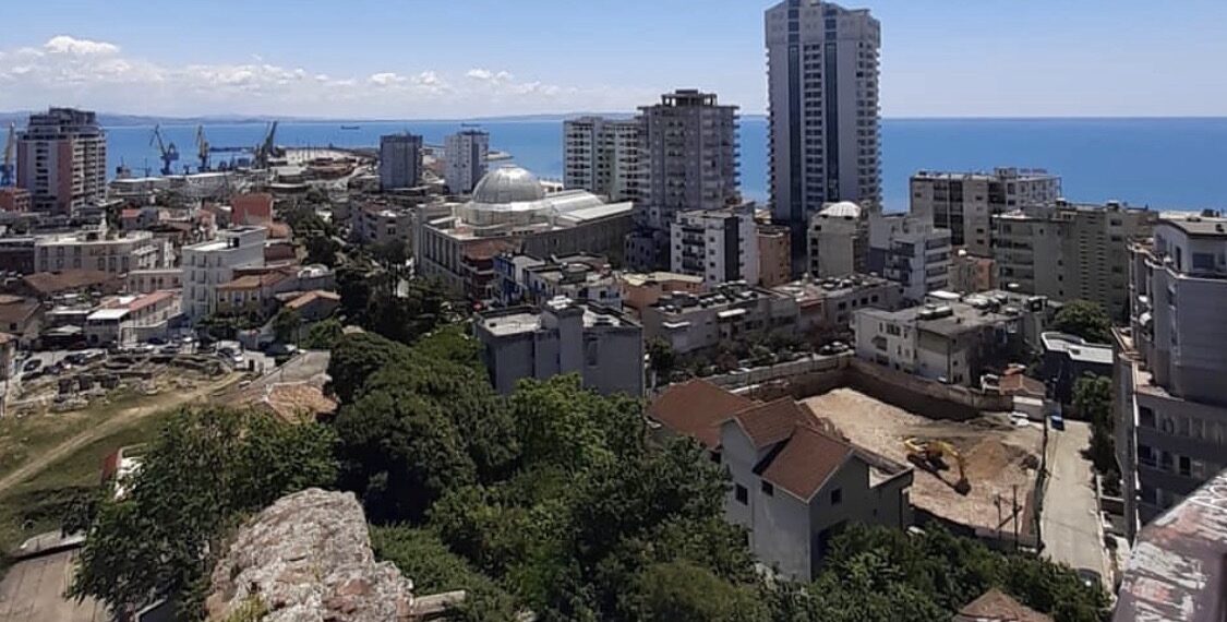 Vajza hedh nënën nga shkallët dhe arratiset, policia në kërkim të 37-vjeçares