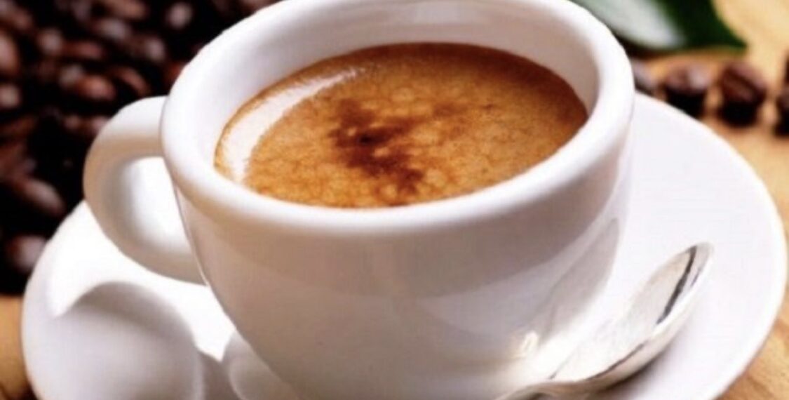 Kafe me stomakun bosh? Ja çfarë i ndodh trupit tuaj gjatë gjithë ditës