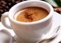 Kafe me stomakun bosh? Ja çfarë i ndodh trupit tuaj gjatë gjithë ditës