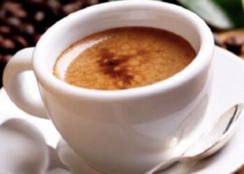 Kafe me stomakun bosh? Ja çfarë i ndodh trupit tuaj gjatë gjithë ditës
