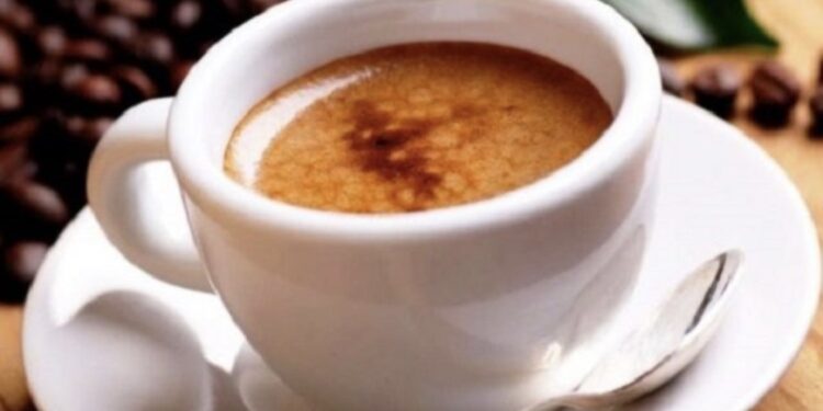 Kafe me stomakun bosh? Ja çfarë i ndodh trupit tuaj gjatë gjithë ditës